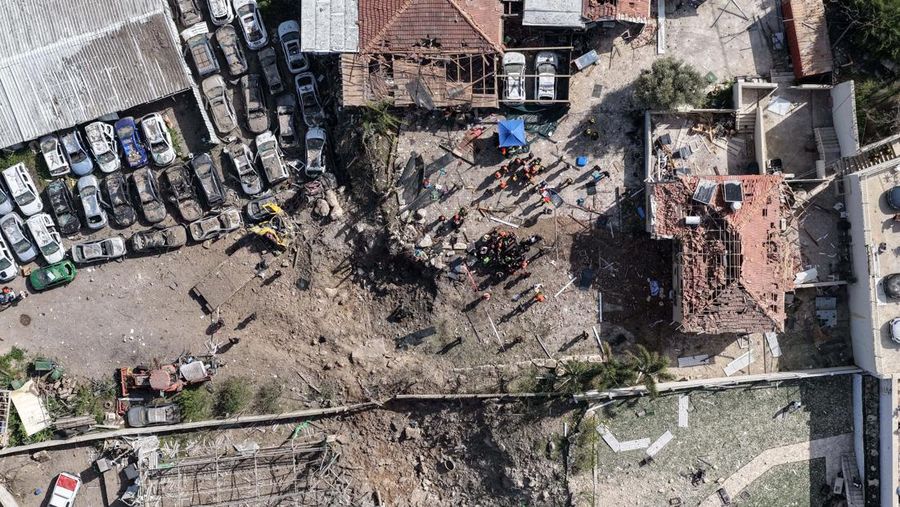 Serangan rudal langsung dari Iran menyerang sebuah desa di Israel pada Sabtu (28/3) dan melukai belasan orang di tengah perang Iran vs Israel-Amerika Serikat yang memasuki bulan kedua. (REUTERS/Ilan Rosenberg)