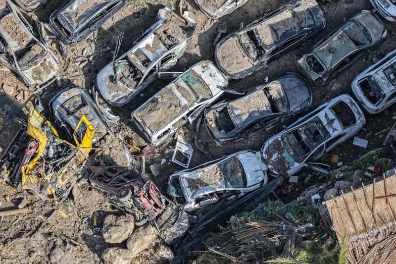 Serangan rudal langsung dari Iran menyerang sebuah desa di Israel pada Sabtu (28/3) dan melukai belasan orang di tengah perang Iran vs Israel-Amerika Serikat yang memasuki bulan kedua. (REUTERS/Ilan Rosenberg)