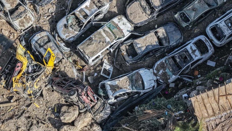 Serangan rudal langsung dari Iran menyerang sebuah desa di Israel pada Sabtu (28/3) dan melukai belasan orang di tengah perang Iran vs Israel-Amerika Serikat yang memasuki bulan kedua. (REUTERS/Ilan Rosenberg)