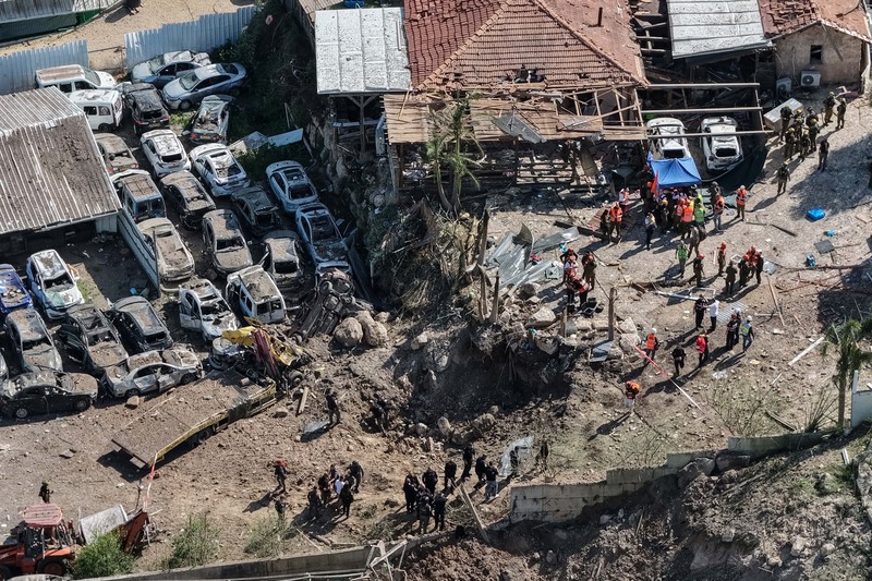 Serangan rudal langsung dari Iran menyerang sebuah desa di Israel pada Sabtu (28/3) dan melukai belasan orang di tengah perang Iran vs Israel-Amerika Serikat yang memasuki bulan kedua. (REUTERS/Ilan Rosenberg)