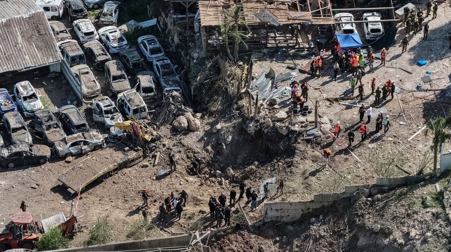 Serangan rudal langsung dari Iran menyerang sebuah desa di Israel pada Sabtu (28/3) dan melukai belasan orang di tengah perang Iran vs Israel-Amerika Serikat yang memasuki bulan kedua. (REUTERS/Ilan Rosenberg)