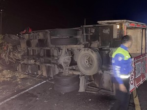 Mobil BR-V Tabrakan dengan Truk Ekspedisi di Pinrang, 1 Wanita Tewas