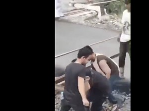 Viral Warga Blokir Rel Kereta Api Usai Mobil Tertemper