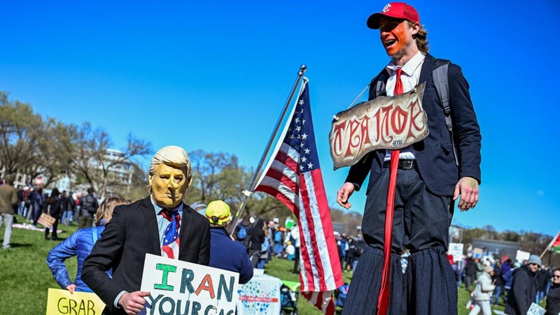 Warga Kota New York, Amerika Serikat (AS), memadati Times Square beberapa jam setelah Presiden AS Donald Trump memerintahkan serangkaian serangan mematikan terhadap Iran, Sabtu (28/3/2026). (REUTERS/Jeenah Moon)