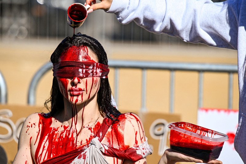 Warga Kota New York, Amerika Serikat (AS), memadati Times Square beberapa jam setelah Presiden AS Donald Trump memerintahkan serangkaian serangan mematikan terhadap Iran, Sabtu (28/3/2026). (REUTERS/Jeenah Moon)