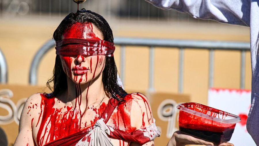 Warga Kota New York, Amerika Serikat (AS), memadati Times Square beberapa jam setelah Presiden AS Donald Trump memerintahkan serangkaian serangan mematikan terhadap Iran, Sabtu (28/3/2026). (REUTERS/Jeenah Moon)