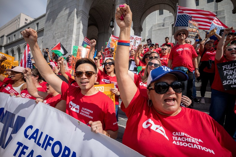 Warga Kota New York, Amerika Serikat (AS), memadati Times Square beberapa jam setelah Presiden AS Donald Trump memerintahkan serangkaian serangan mematikan terhadap Iran, Sabtu (28/3/2026). (REUTERS/Jeenah Moon)