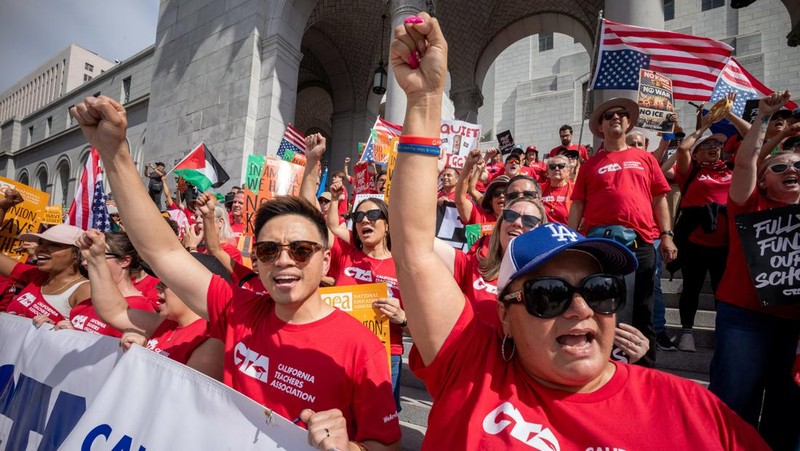 Warga Kota New York, Amerika Serikat (AS), memadati Times Square beberapa jam setelah Presiden AS Donald Trump memerintahkan serangkaian serangan mematikan terhadap Iran, Sabtu (28/3/2026). (REUTERS/Jeenah Moon)