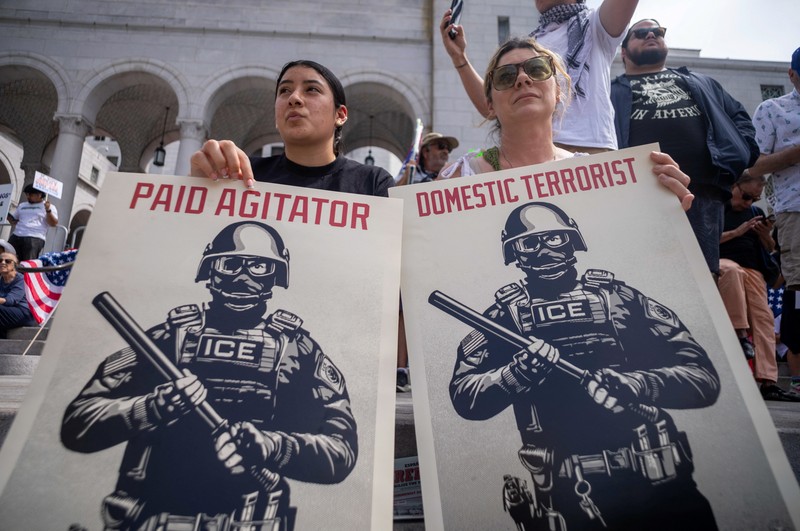 Warga Kota New York, Amerika Serikat (AS), memadati Times Square beberapa jam setelah Presiden AS Donald Trump memerintahkan serangkaian serangan mematikan terhadap Iran, Sabtu (28/3/2026). (REUTERS/Jeenah Moon)