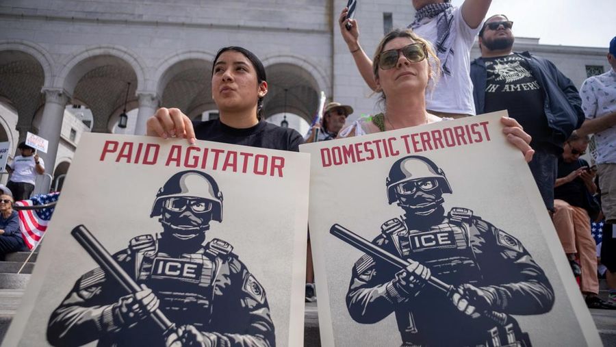 Warga Kota New York, Amerika Serikat (AS), memadati Times Square beberapa jam setelah Presiden AS Donald Trump memerintahkan serangkaian serangan mematikan terhadap Iran, Sabtu (28/3/2026). (REUTERS/Jeenah Moon)