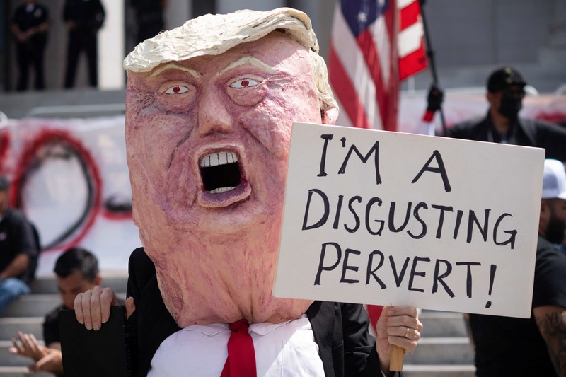 Warga Kota New York, Amerika Serikat (AS), memadati Times Square beberapa jam setelah Presiden AS Donald Trump memerintahkan serangkaian serangan mematikan terhadap Iran, Sabtu (28/3/2026). (REUTERS/Jeenah Moon)