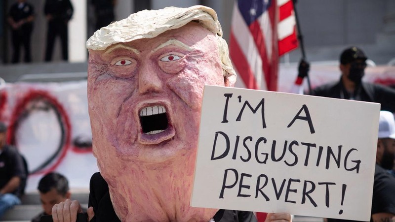 Warga Kota New York, Amerika Serikat (AS), memadati Times Square beberapa jam setelah Presiden AS Donald Trump memerintahkan serangkaian serangan mematikan terhadap Iran, Sabtu (28/3/2026). (REUTERS/Jeenah Moon)