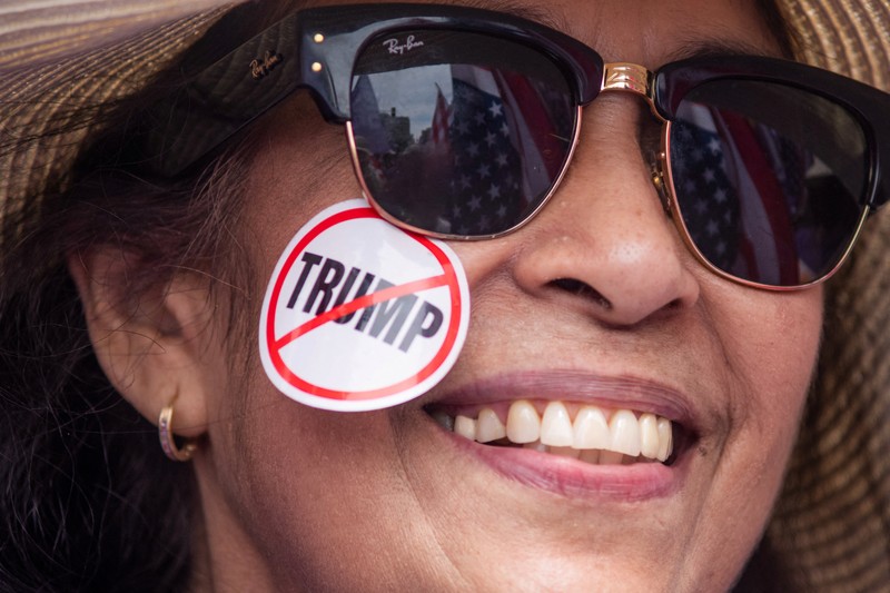 Warga Kota New York, Amerika Serikat (AS), memadati Times Square beberapa jam setelah Presiden AS Donald Trump memerintahkan serangkaian serangan mematikan terhadap Iran, Sabtu (28/3/2026). (REUTERS/Jeenah Moon)