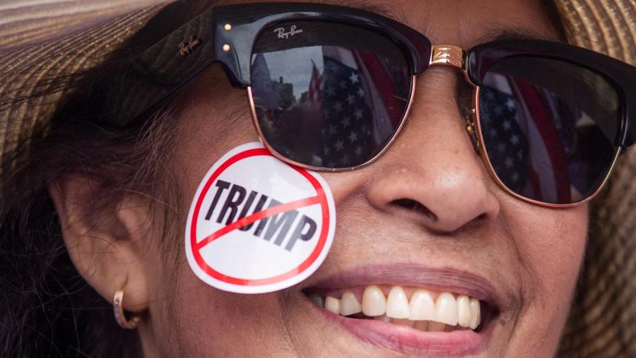 Warga Kota New York, Amerika Serikat (AS), memadati Times Square beberapa jam setelah Presiden AS Donald Trump memerintahkan serangkaian serangan mematikan terhadap Iran, Sabtu (28/3/2026). (REUTERS/Jeenah Moon)