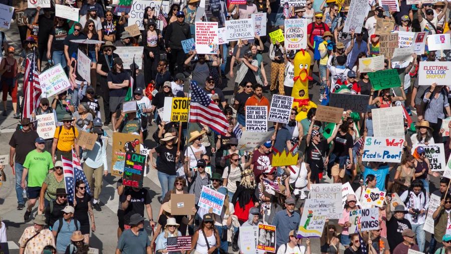 Warga Kota New York, Amerika Serikat (AS), memadati Times Square beberapa jam setelah Presiden AS Donald Trump memerintahkan serangkaian serangan mematikan terhadap Iran, Sabtu (28/3/2026). (REUTERS/Jeenah Moon)