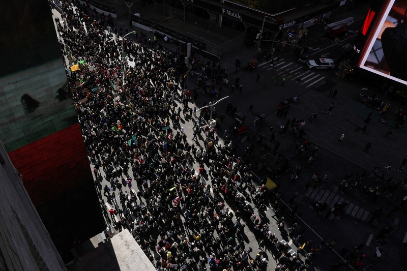 Warga Kota New York, Amerika Serikat (AS), memadati Times Square beberapa jam setelah Presiden AS Donald Trump memerintahkan serangkaian serangan mematikan terhadap Iran, Sabtu (28/3/2026). (REUTERS/Jeenah Moon)