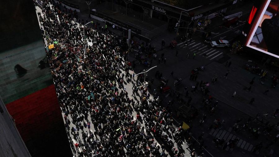 Warga Kota New York, Amerika Serikat (AS), memadati Times Square beberapa jam setelah Presiden AS Donald Trump memerintahkan serangkaian serangan mematikan terhadap Iran, Sabtu (28/3/2026). (REUTERS/Jeenah Moon)