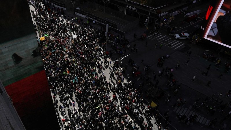 Warga Kota New York, Amerika Serikat (AS), memadati Times Square beberapa jam setelah Presiden AS Donald Trump memerintahkan serangkaian serangan mematikan terhadap Iran, Sabtu (28/3/2026). (REUTERS/Jeenah Moon)