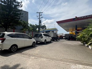Warga Makassar Antre BBM di SPBU Abdesir hingga ke Jalanan