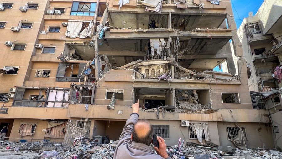 Asap mengepul setelah serangan Israel, di tengah meningkatnya permusuhan antara Israel dan Hizbullah, seiring berlanjutnya konflik AS-Israel dengan Iran, di Lebanon selatan, Minggu (29/3/2026). (REUTERS/Stringer)