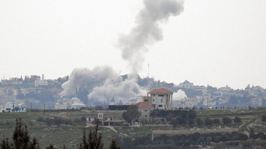 Asap mengepul setelah serangan Israel, di tengah meningkatnya permusuhan antara Israel dan Hizbullah, seiring berlanjutnya konflik AS-Israel dengan Iran, di Lebanon selatan, Minggu (29/3/2026). (REUTERS/Stringer)