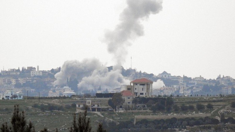 Asap mengepul setelah serangan Israel, di tengah meningkatnya permusuhan antara Israel dan Hizbullah, seiring berlanjutnya konflik AS-Israel dengan Iran, di Lebanon selatan, Minggu (29/3/2026). (REUTERS/Stringer)