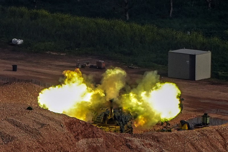 Asap mengepul setelah serangan Israel, di tengah meningkatnya permusuhan antara Israel dan Hizbullah, seiring berlanjutnya konflik AS-Israel dengan Iran, di Lebanon selatan, Minggu (29/3/2026). (REUTERS/Stringer)