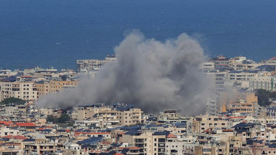 Asap mengepul setelah serangan Israel, di tengah meningkatnya permusuhan antara Israel dan Hizbullah, seiring berlanjutnya konflik AS-Israel dengan Iran, di Lebanon selatan, Minggu (29/3/2026). (REUTERS/Stringer)