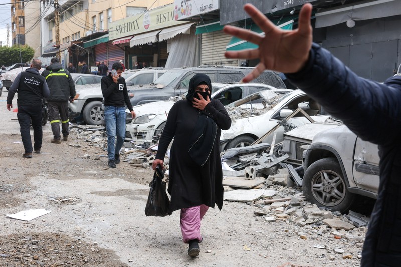 Asap mengepul setelah serangan Israel, di tengah meningkatnya permusuhan antara Israel dan Hizbullah, seiring berlanjutnya konflik AS-Israel dengan Iran, di Lebanon selatan, Minggu (29/3/2026). (REUTERS/Stringer)