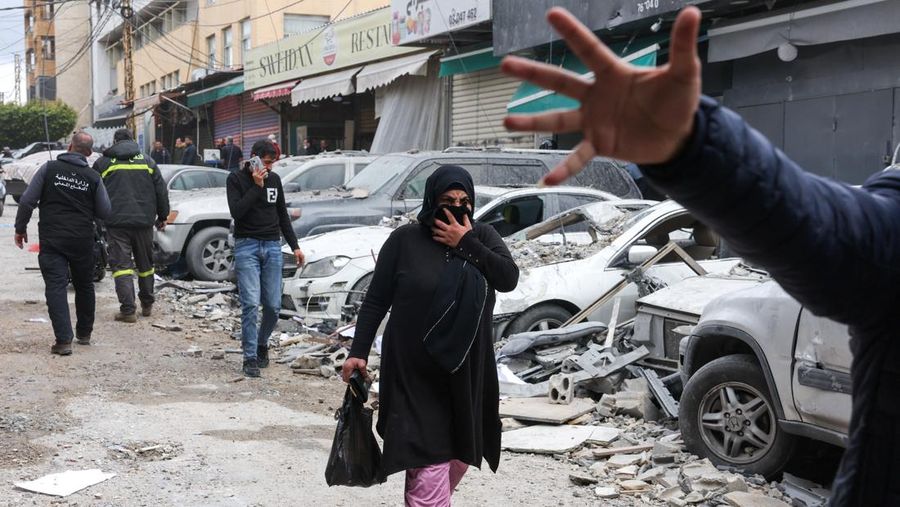 Asap mengepul setelah serangan Israel, di tengah meningkatnya permusuhan antara Israel dan Hizbullah, seiring berlanjutnya konflik AS-Israel dengan Iran, di Lebanon selatan, Minggu (29/3/2026). (REUTERS/Stringer)