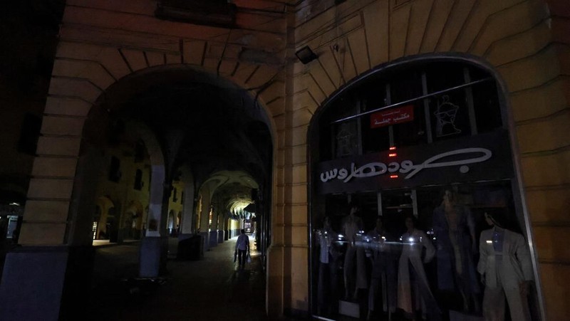 Shops are closed after Egyptian Prime Minister Mostafa Madbouly confirmed that all commercial establishments including malls, shops, and restaurants will close at 9:00 PM for one month to conserve electricity, in Cairo, Egypt, March 28, 2026. The measure aims to cut usage amid a shortage of petroleum products as the U.S.-Israeli conflict with Iran continues. REUTERS/Mohamed Abd El Ghany