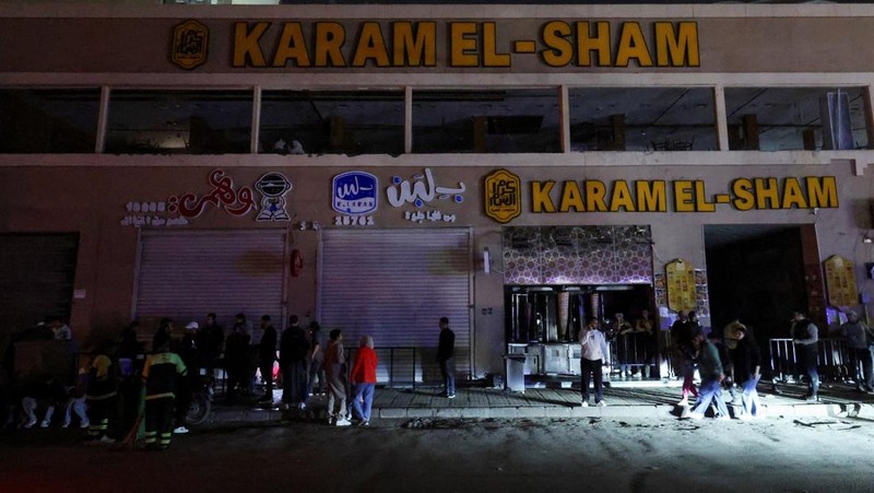 Shops are closed after Egyptian Prime Minister Mostafa Madbouly confirmed that all commercial establishments including malls, shops, and restaurants will close at 9:00 PM for one month to conserve electricity, in Cairo, Egypt, March 28, 2026. The measure aims to cut usage amid a shortage of petroleum products as the U.S.-Israeli conflict with Iran continues. REUTERS/Mohamed Abd El Ghany