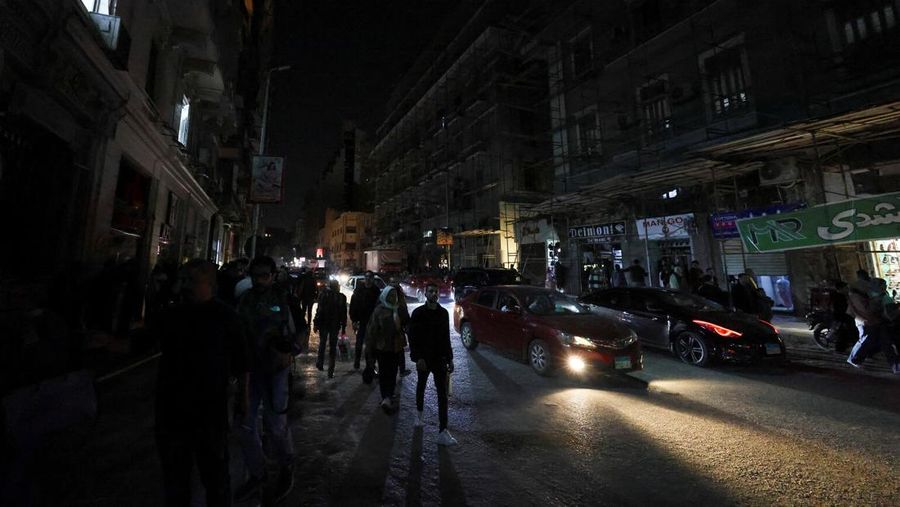 Shops are closed after Egyptian Prime Minister Mostafa Madbouly confirmed that all commercial establishments including malls, shops, and restaurants will close at 9:00 PM for one month to conserve electricity, in Cairo, Egypt, March 28, 2026. The measure aims to cut usage amid a shortage of petroleum products as the U.S.-Israeli conflict with Iran continues. REUTERS/Mohamed Abd El Ghany