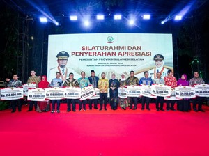 Gubernur Sulsel Beri Ratusan Penghargaan untuk Kepala Daerah-Siswa Berprestasi