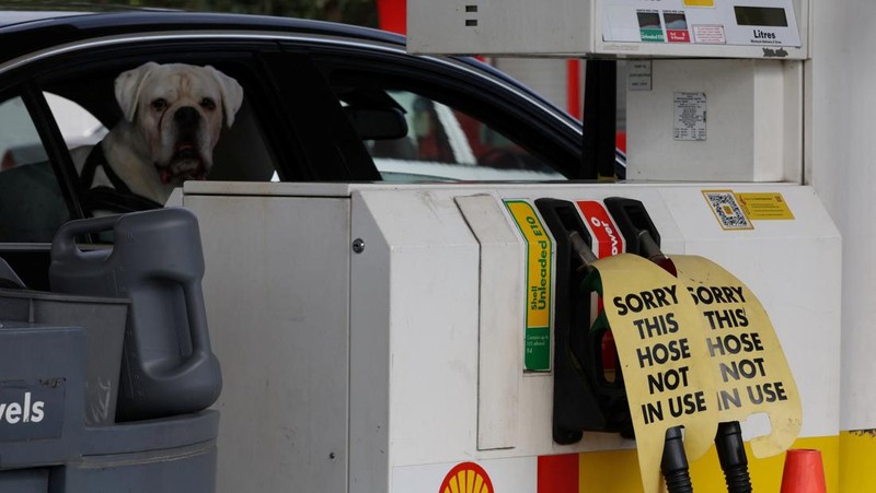 A blank fuel price board is displayed outside a Shell petrol station that ran out of fuel, in Sydney, Australia, March 30, 2026. REUTERS/Hollie Adams