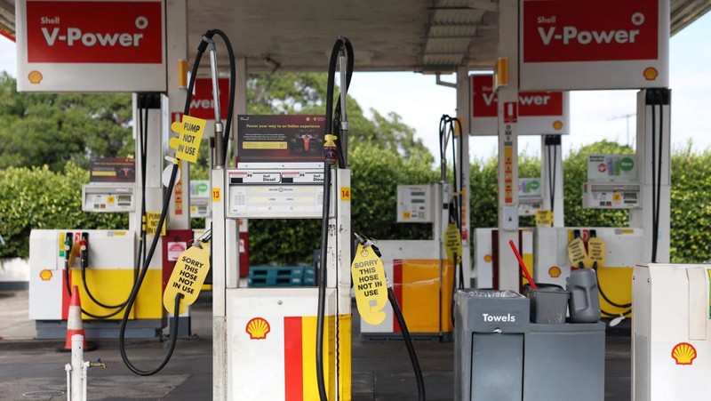 A blank fuel price board is displayed outside a Shell petrol station that ran out of fuel, in Sydney, Australia, March 30, 2026. REUTERS/Hollie Adams