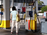 Kacau! Harga BBM Bensin Tetangga RI Ini Tembus Rp43.300 per Liter