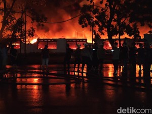 Video: 11 Jam Dilalap Api! Kebakaran Pabrik Terpal di Bogor Akhirnya Bisa Dijinakkan