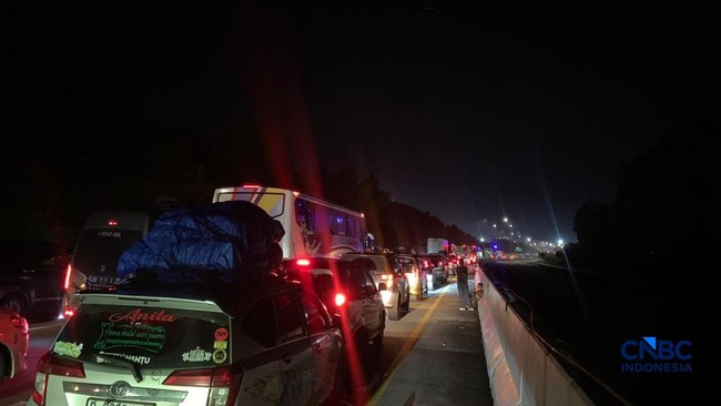 Arus Balik Serbu Pelabuhan Bakauheni, Pemudik Terjebak Kemacetan Parah