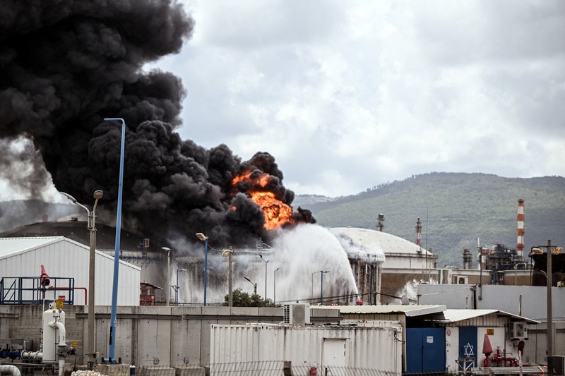 Kilang minyak terbesar Israel di Haifa terbakar seusai dihantam rudal Iran pada Senin (30/3/2026). (via REUTERS/VIDEO OBTAINED BY REUTERS)