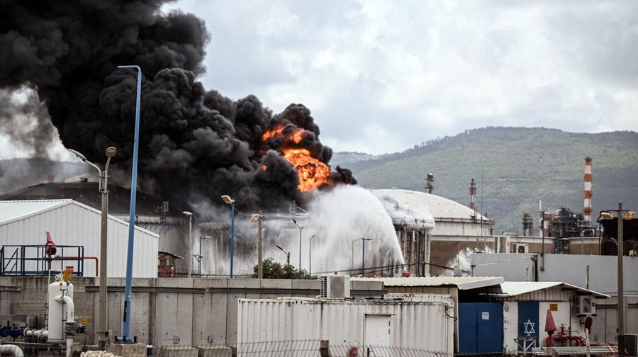 Kilang minyak terbesar Israel di Haifa terbakar seusai dihantam rudal Iran pada Senin (30/3/2026). (via REUTERS/VIDEO OBTAINED BY REUTERS)