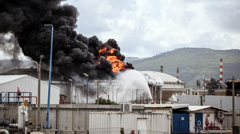 Kilang minyak terbesar Israel di Haifa terbakar seusai dihantam rudal Iran pada Senin (30/3/2026). (via REUTERS/VIDEO OBTAINED BY REUTERS)