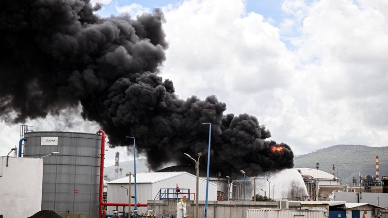 Kilang minyak terbesar Israel di Haifa terbakar seusai dihantam rudal Iran pada Senin (30/3/2026). (via REUTERS/VIDEO OBTAINED BY REUTERS)
