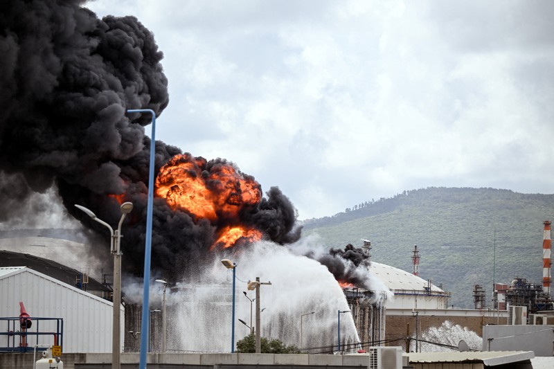 Kilang minyak terbesar Israel di Haifa terbakar seusai dihantam rudal Iran pada Senin (30/3/2026). (via REUTERS/VIDEO OBTAINED BY REUTERS)