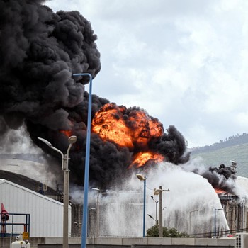 Boom! Potret Kilang Minyak Terbesar Israel Dihantam Bom Tandan Iran
