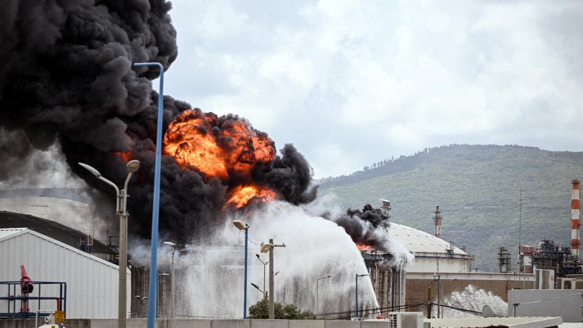 Boom! Potret Kilang Minyak Terbesar Israel Dihantam Bom Tandan Iran