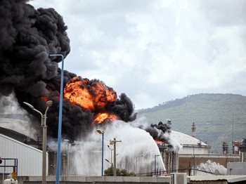 Boom! Potret Kilang Minyak Terbesar Israel Dihantam Bom Tandan Iran