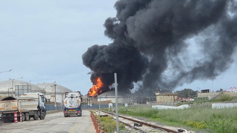 Kilang minyak terbesar Israel di Haifa terbakar seusai dihantam rudal Iran pada Senin (30/3/2026). (via REUTERS/VIDEO OBTAINED BY REUTERS)