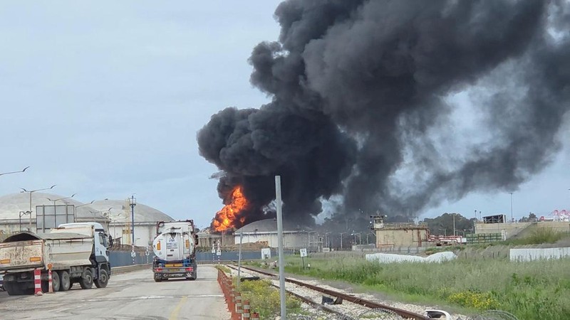 Kilang minyak terbesar Israel di Haifa terbakar seusai dihantam rudal Iran pada Senin (30/3/2026). (via REUTERS/VIDEO OBTAINED BY REUTERS)
