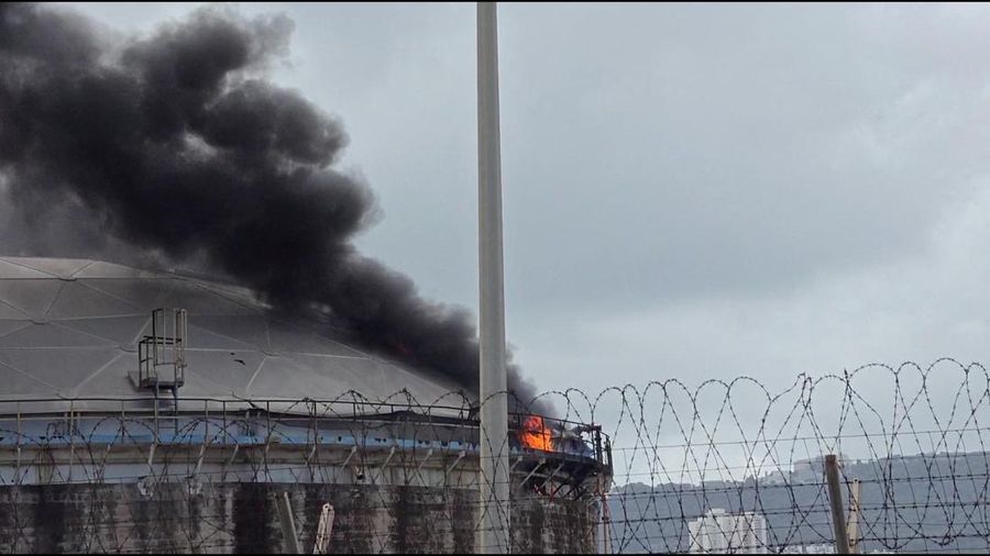 Kilang minyak terbesar Israel di Haifa terbakar seusai dihantam rudal Iran pada Senin (30/3/2026). (via REUTERS/VIDEO OBTAINED BY REUTERS)